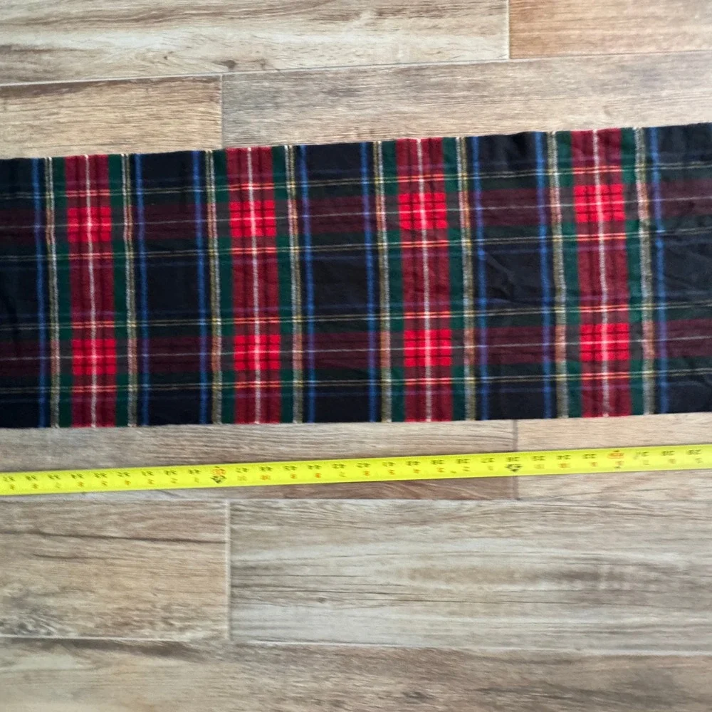 Roundtree & Yorke Plaid Scarf Black‎ Red Green Blue Fringe Acrylic